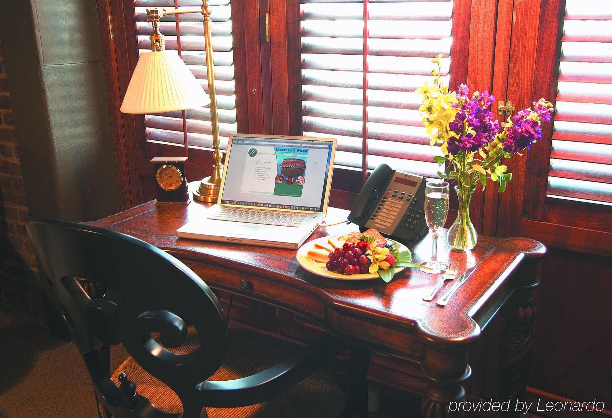 The At Henderson's Wharf, Ascend Collection Hotel 3*